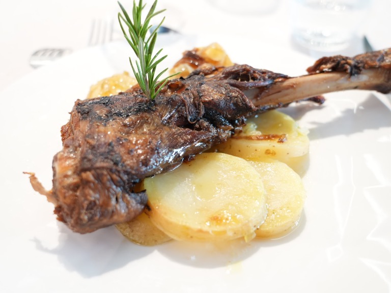 Recomendación gastronómica de Barbastro: Media paletilla de Ternasco de Aragón IGP con patatas panadera