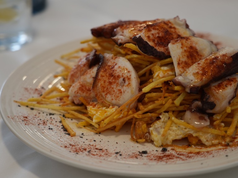 Recomendación gastronómica de Barbastro: Huevos rotos con pulpo