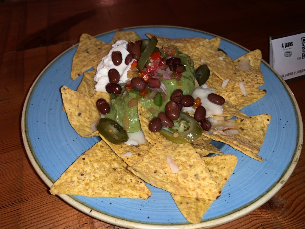 Carta de Restaurantes en Barcelona, 4 Latas Letamendi, Nachos completos: guacamole, quesos, pico de gallo, frijoles, jalapeños y salsa agria