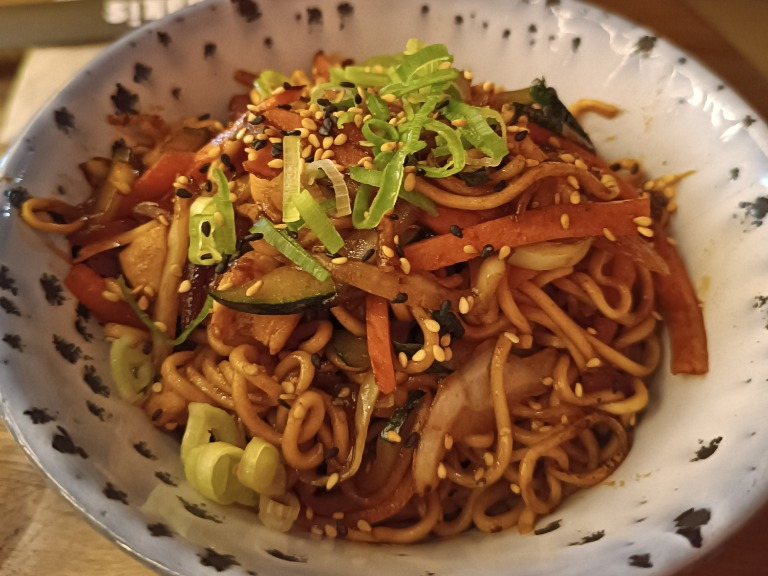 Carta de Restaurantes en Barcelona, 4 Makis, Yakisoba de pollo