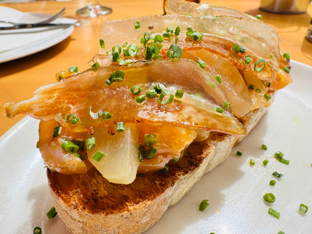 Carta de Restaurantes en Barcelona, Bar Betlem, Coca de salmón marinado, pera y papada ibérica