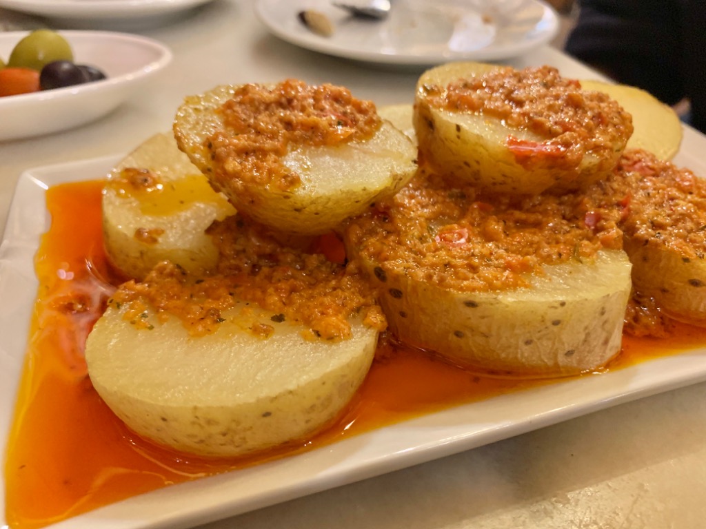 Carta de Bares en Barcelona, Bar Bodega Quimet, Rodajas de patatas con mojo