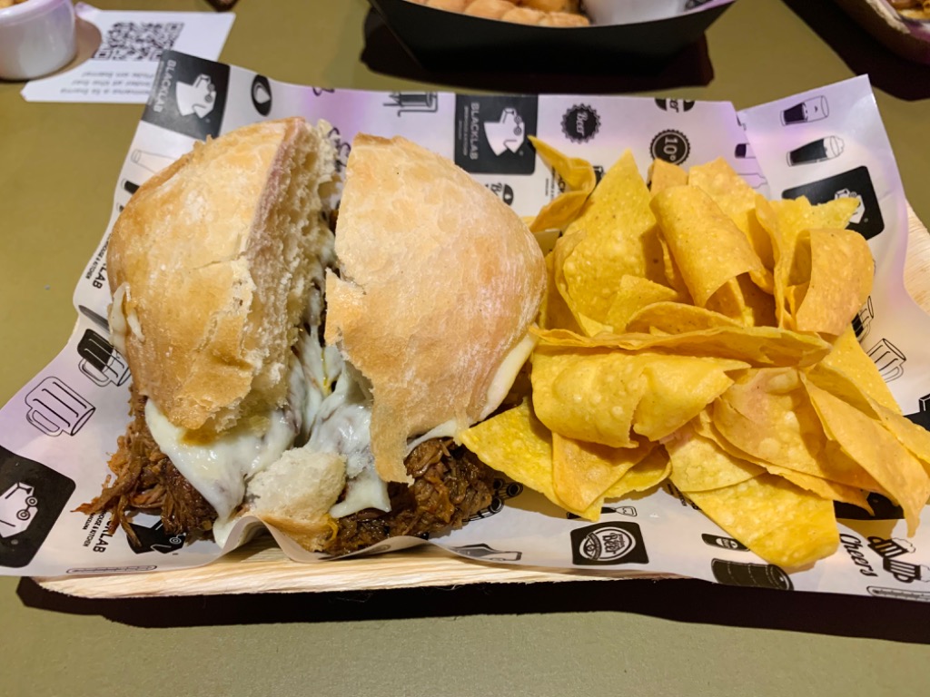 Carta de Cervecerías en Barcelona, BlackLab Tap Room & Craft Beer, Birria Sandwich