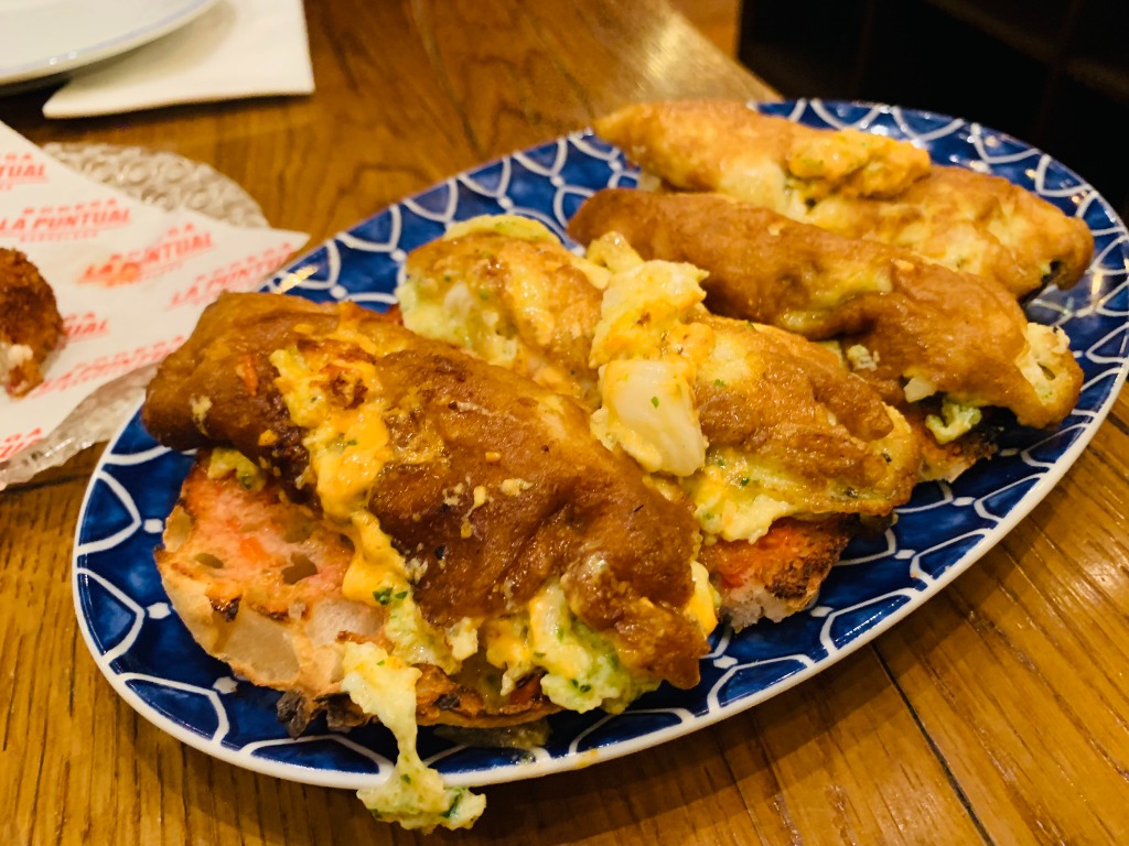 Gastronomy recommendation in Barcelona: Tortilla fea de bacalao con pan de coca con tomate