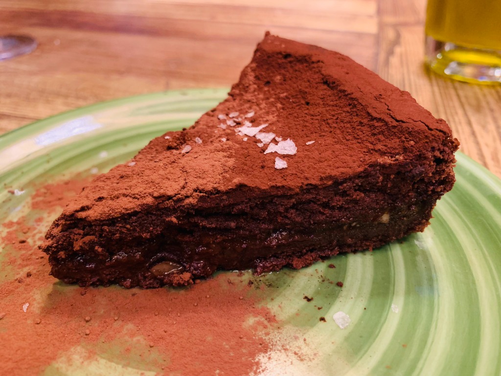 Recomendación gastronómica de Barcelona: Tarta suflada de chocolate con interior de avellana salada