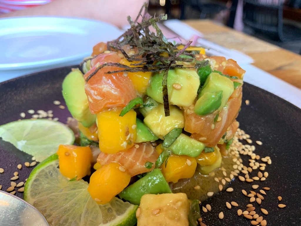 Carta de Restaurantes en Barcelona, Casa Cheli, Tartar de salmón, aguacate y mango