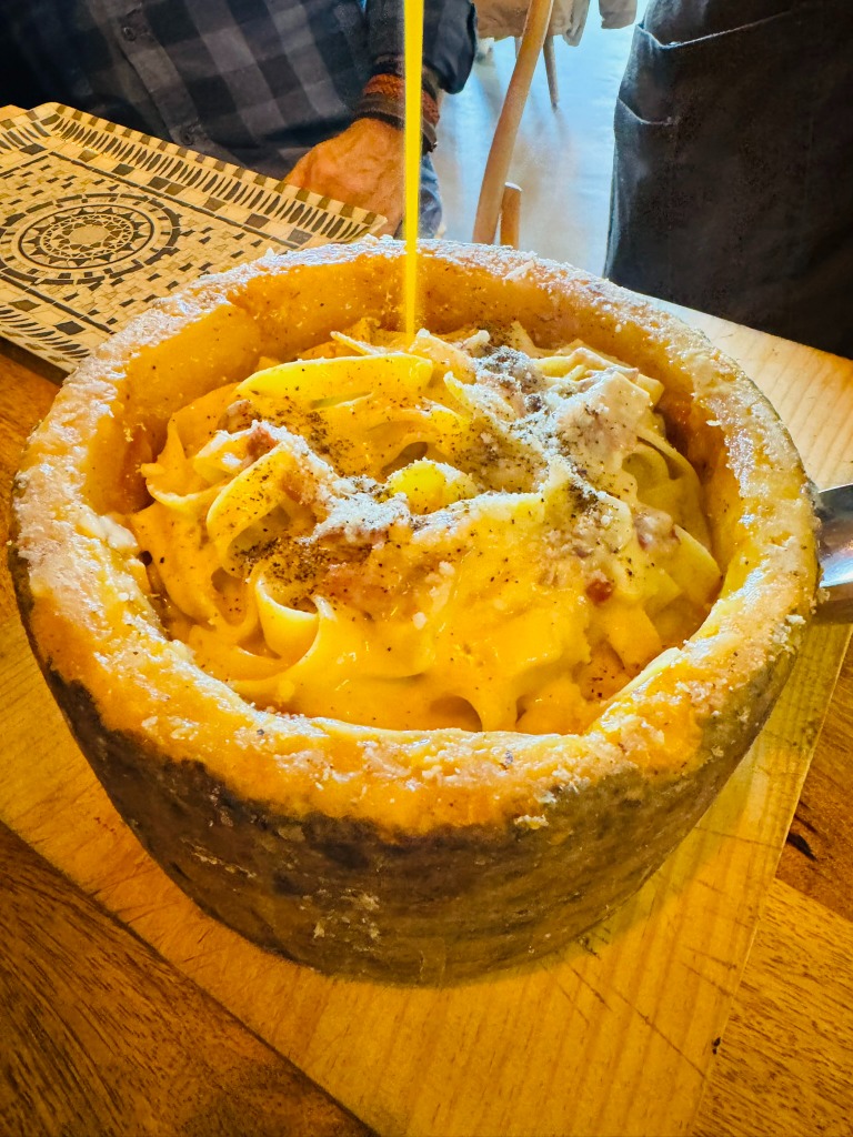 Recomendación gastronómica de Barcelona: Tagliatella a la auténtica carbonara servido en queso picorino (2 personas)