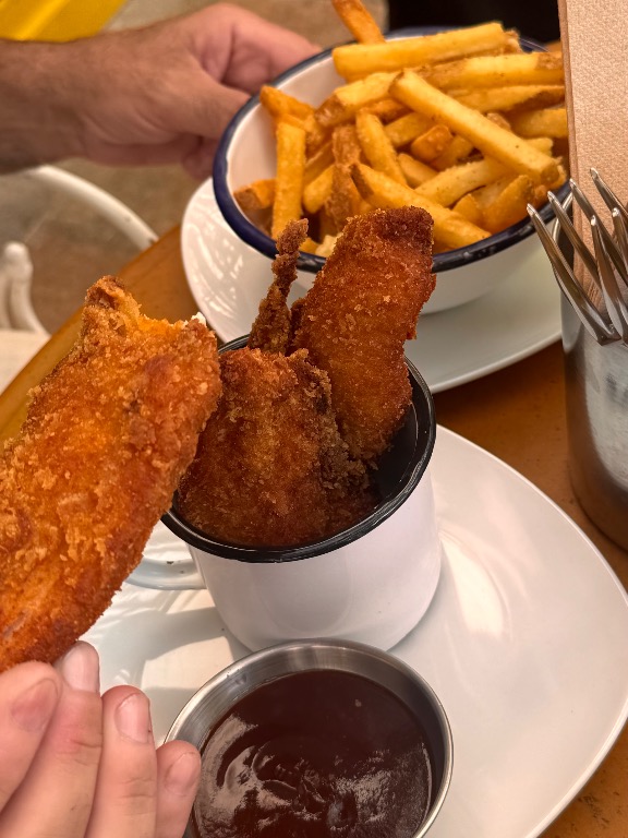 Carta de Restaurantes en Barcelona, Corso Iluzione, Chicken stripes con patatas fritas