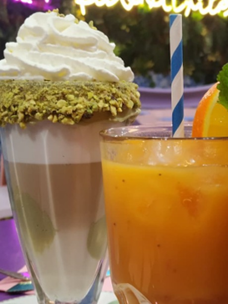 Carta de Restaurantes en Barcelona, Eixampeling, Pistacchio latte: Café con leche o cacaolat con crema de pistacho y chocolate blanco con nata montada