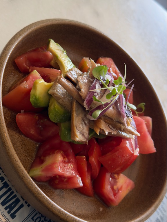 Carta de Restaurantes en Barcelona, El Vintidós, Ensalada de ventresca con cebolla morada, aguacate y tomate "cor de bou"