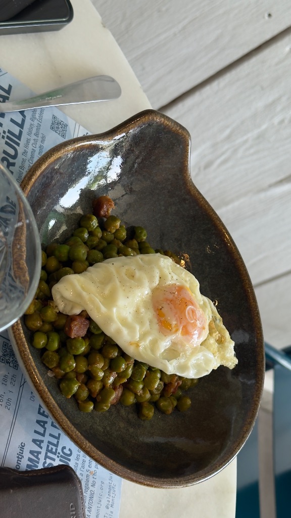 Valoración y opiniones de comida y bebida en Barcelona, El Vintidós, Salteado de guisantes con jamon y huevo frito