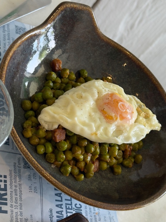 Valoración y opiniones de comida y bebida en Barcelona, El Vintidós, Salteado de guisantes con jamon y huevo frito