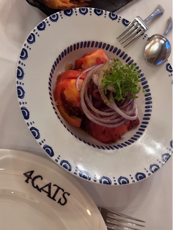 Carta de Restaurantes en Barcelona, Els Quatre Gats, Tomate del huerto de "l'avi Josep Maria" con atún rojo y cebolla de Figueras