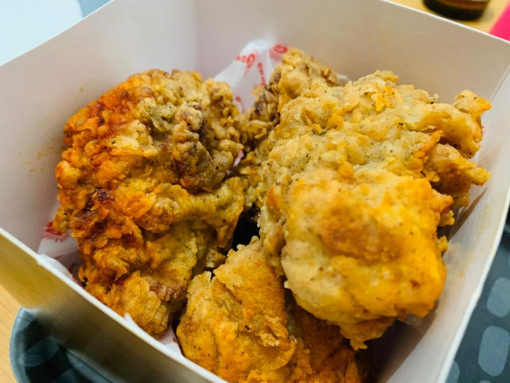 Menu of Restaurants in Barcelona, GoXO, Pollito frito hiper crujiente fórmula secreta XO con salsa Lima-Pekín y crema de parmesano.