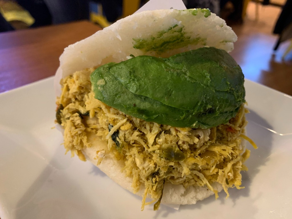 Carta de Restaurantes en Barcelona, La Cachapera, Arepa morocha con pollo mechado y aguacate fresco