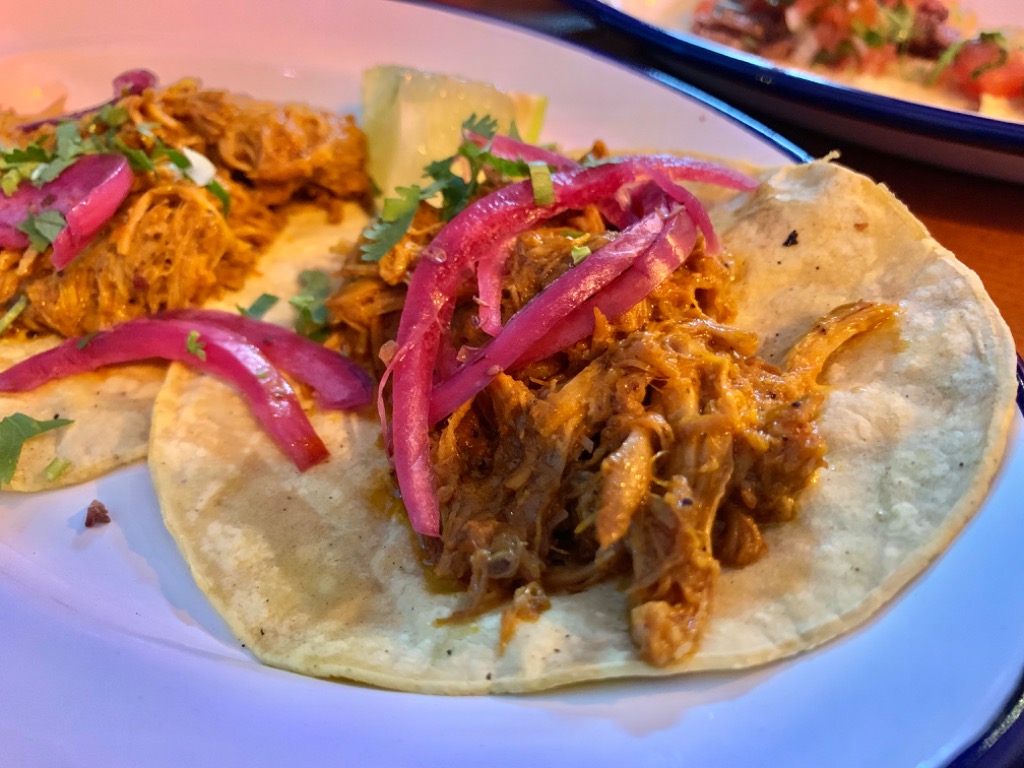 Carta de Restaurantes en Barcelona, La Curandera, Tacos La Reina Cochinita (2uds)