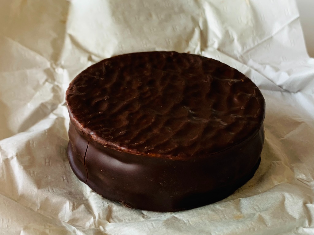 Menu of Restaurants in Barcelona, La Fábrica empanadas argentinas, Alfajor chocolate clásico