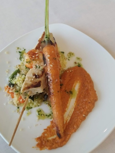 Carta de Restaurantes en Barcelona, La Palmera, Brocheta de pescado y gamba con cous cous, verduras y romesco