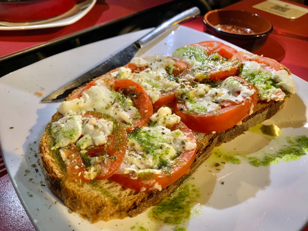 Carta de Restaurantes en Barcelona, La Revolta, Tostada de queso de cabra, tomate y orégano