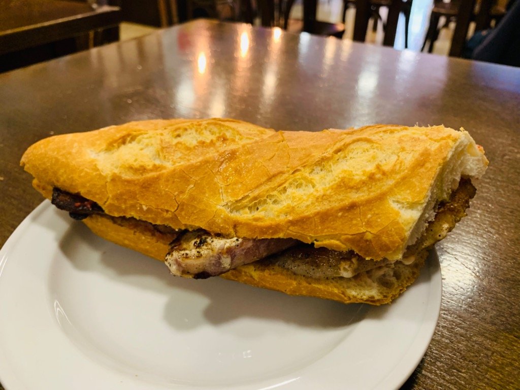 Carta de Bares en Barcelona, Lalan's - Cafetería Bar de tapas, Medio bocadillo de lomo a la plancha