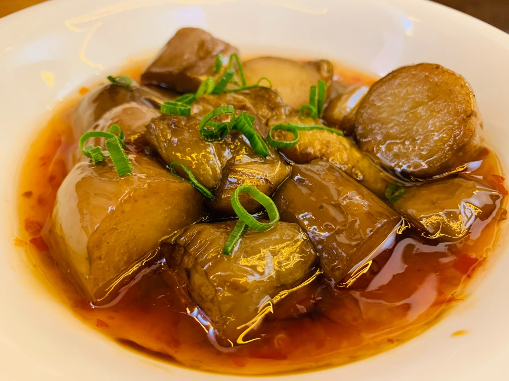 Menu of Restaurants in Barcelona, Last Monkey, Berenjena china confitada en sofa y aceite, con salsa sweet chili