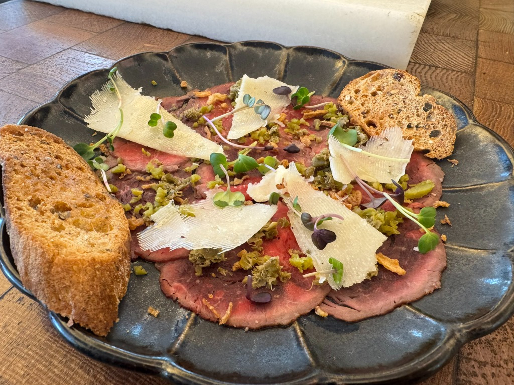 Valoración y opiniones de comida y bebida en Barcelona, LomoAlto Barcelona - Steak House, Carpaccio de vaca madurada, queso castellano ahumado y cebolla