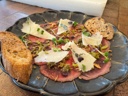 Carta de Restaurantes en Barcelona, LomoAlto Barcelona - Steak House, Carpaccio de vaca madurada, queso castellano ahumado y cebolla