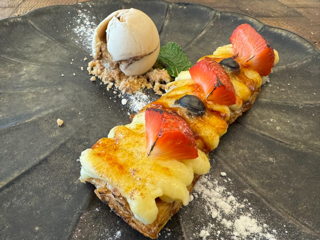 Valoración y opiniones de comida y bebida en Barcelona, LomoAlto Barcelona - Steak House, Hojaldre con chicharrones de buey con arándanos ahumados y helado de café canela