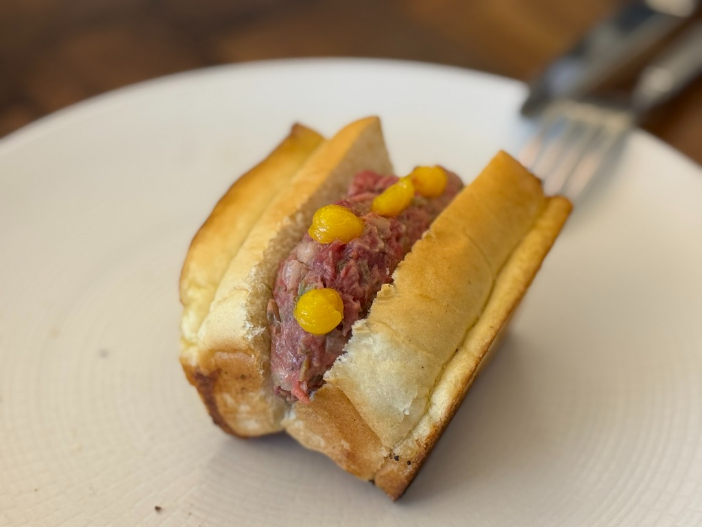 Carta de Restaurantes en Barcelona, LomoAlto Barcelona - Steak House, Tartar de buey madurado, aliñado al momento con pan de brioche