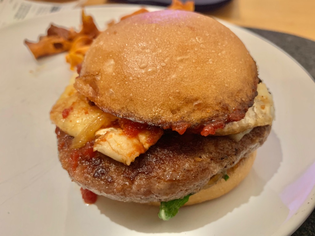 Carta de Restaurantes en Barcelona, M2 Gluten Free, Burger Black Angus sin gluten con queso de cabra