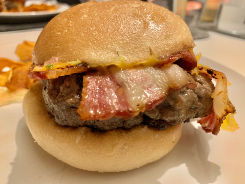 Carta de Restaurantes en Barcelona, M2 Gluten Free, Cheeseburger sin gluten de Black Angus con galleta de queso cheddar & mozzarela