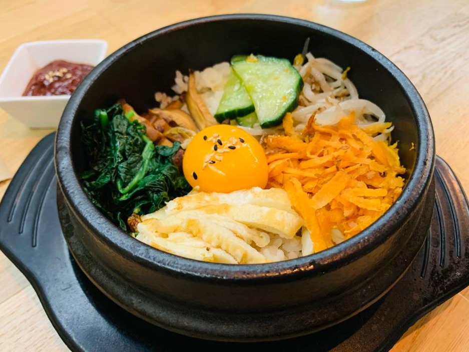 Menu of Restaurants in Barcelona, Makkoli, Bibimbap (Arroz a la piedra con carne, verduras y huevo)