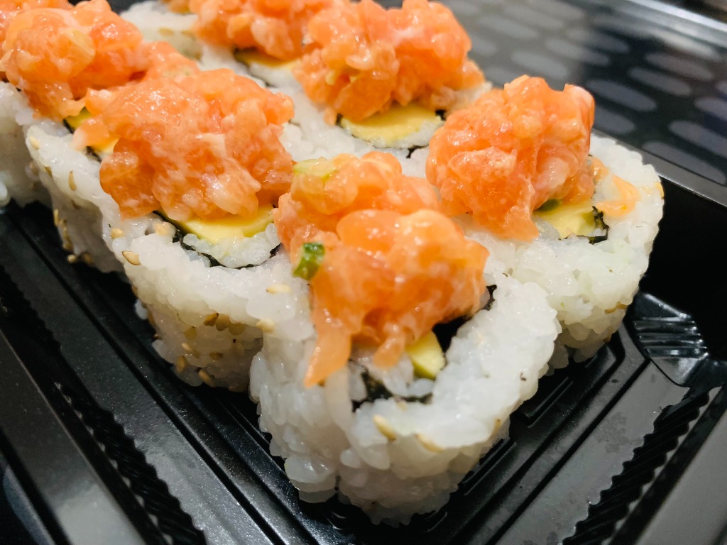 Carta de Restaurantes en Barcelona, Maruko restaurante japonés, Roll de aguacate y tartar de salmón picante