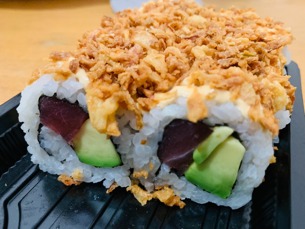 Carta de Restaurantes en Barcelona, Maruko restaurante japonés, Roll de atún, aguacate, kimchee y cebolla ( 8 uds.)