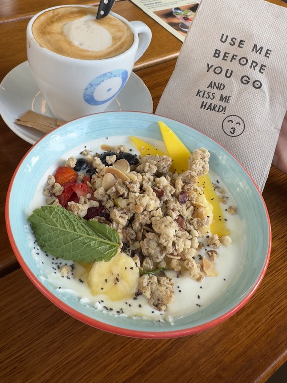 Carta de Restaurantes en Barcelona, Oassis Natural Cooking, HEALTHY BOWL Variado de frutas de temporada, yogur griego, semillas de amapola y granola
