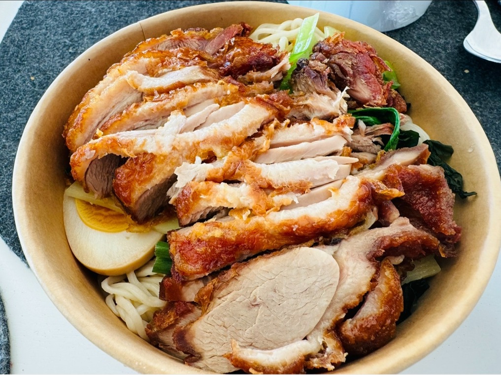 Carta de Restaurantes en Barcelona, Ramen-ya SENBA ZURU, R8M. Ramen de miso con pato laqueado, bambú, cebolletas, wakame, huevo, pak choi y narutomaki con caldo de pollo y cerdo