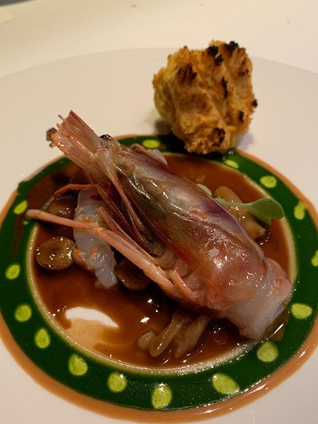 Gastronomy recommendation in Barcelona: Gamba roja curada con texturas de picada, jugo suquet de avellanas guisadas y pan de romesco a la brasa