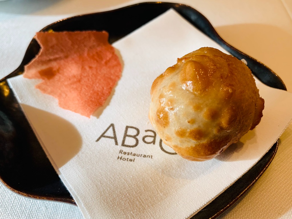 Carta de Restaurantes en Barcelona, Restaurant ABaC, Pan chino de queso con trufa lío y papel crujiente de pieles y cebolla asada.