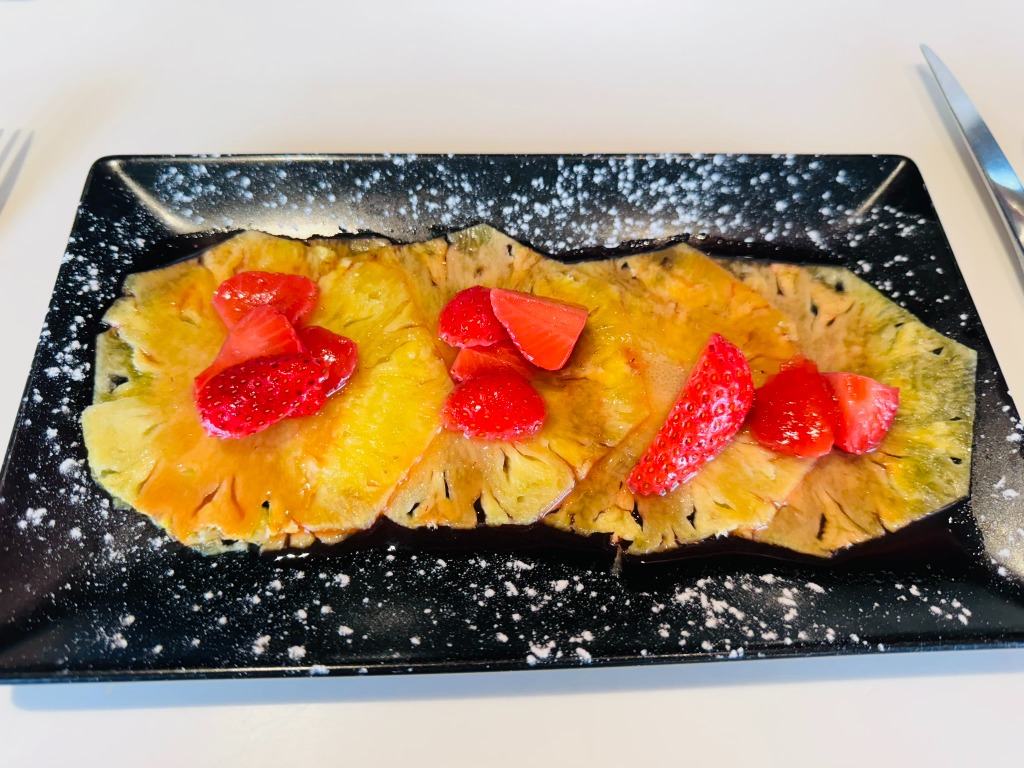 Carta de Restaurantes en Barcelona, Restaurant Abrassame, Carpaccio de piña con fresas confitadas