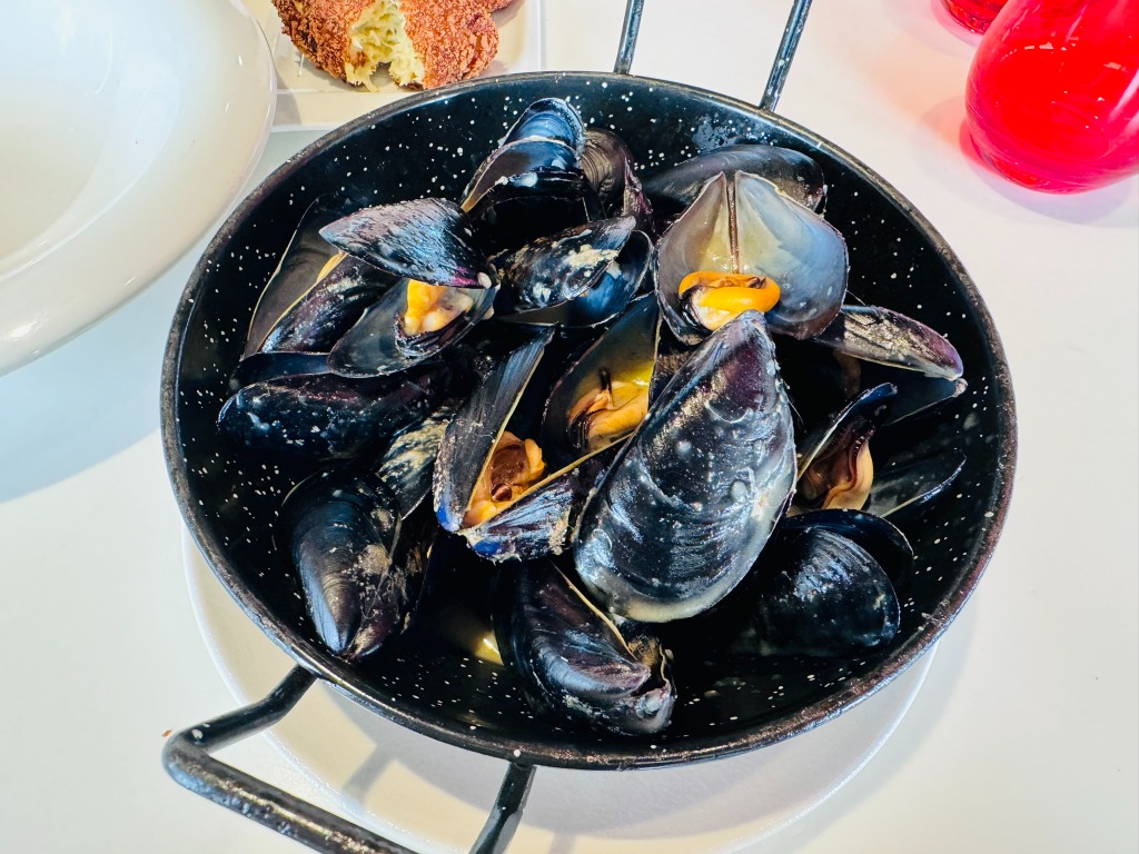Carta de Restaurantes en Barcelona, Restaurant Abrassame, Mejillones de roca al vapor con curry rojo, leche de coco, cilantro y lima