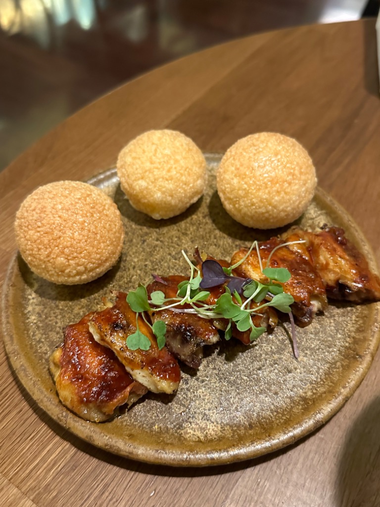 Carta de Restaurantes en Barcelona, Ten's Tapas Restaurant Barcelona, Alitas adobadas y fritas con Pani puri de curry, sofrito picante y adobo espumoso