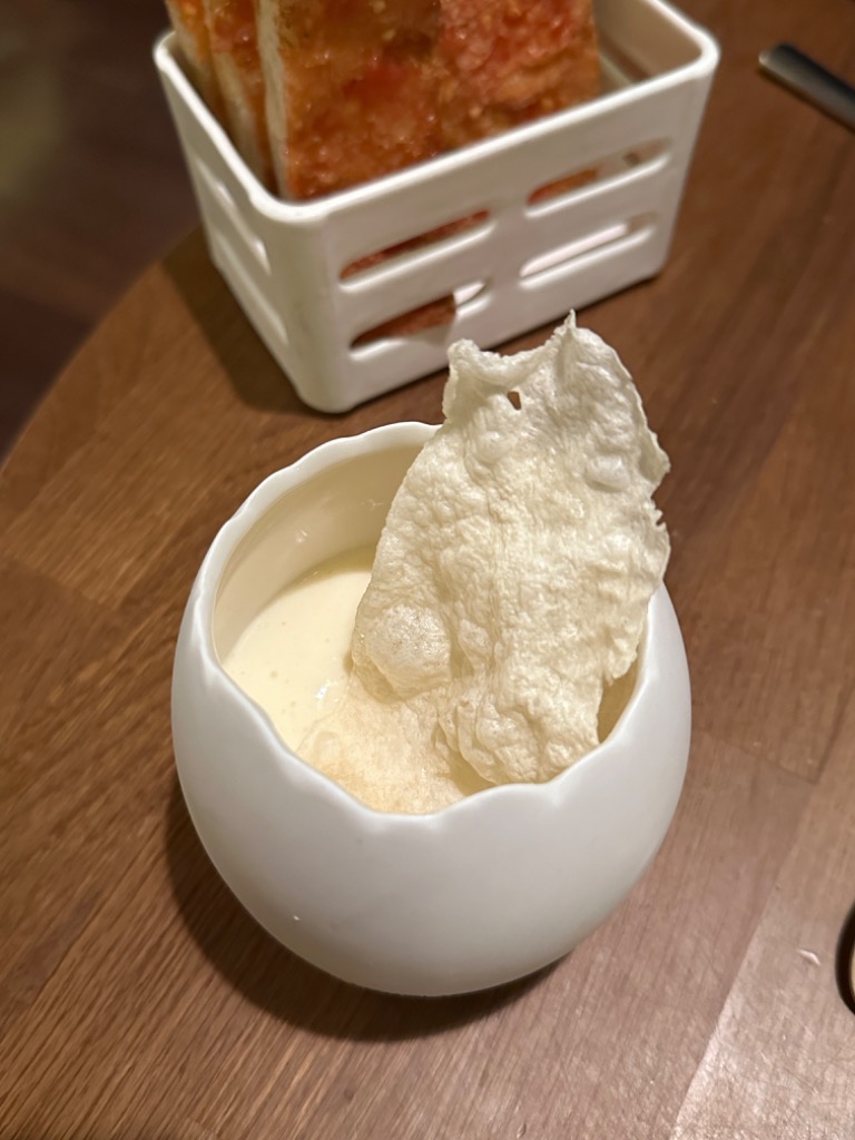 Carta de Restaurantes en Barcelona, Ten's Tapas Restaurant Barcelona, Huevo baja temperatura con espuma de queso y cecina, cortezas de parmesano, migas de pan