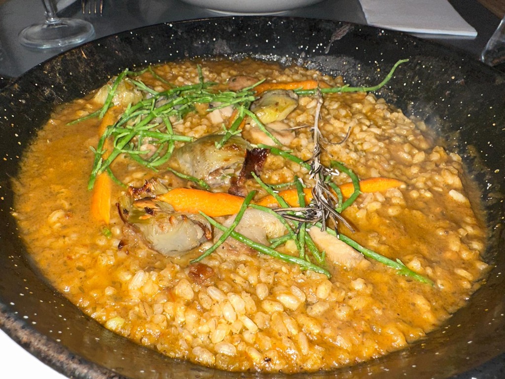 Carta de Restaurantes en Barcelona, Teresa Carles, Paella parellada, "calamar" y "vieiras" plant-based, alcachofas, salicornia, mini zanahorias y tomillo