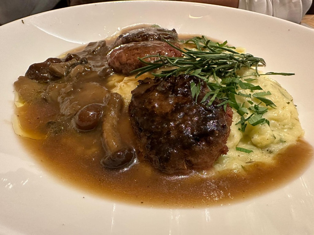 Carta de Restaurantes en Barcelona, Teresa Carles, Redondo vegano de "carne", parmentier de patatas, salsa demi-glace, setas variadas