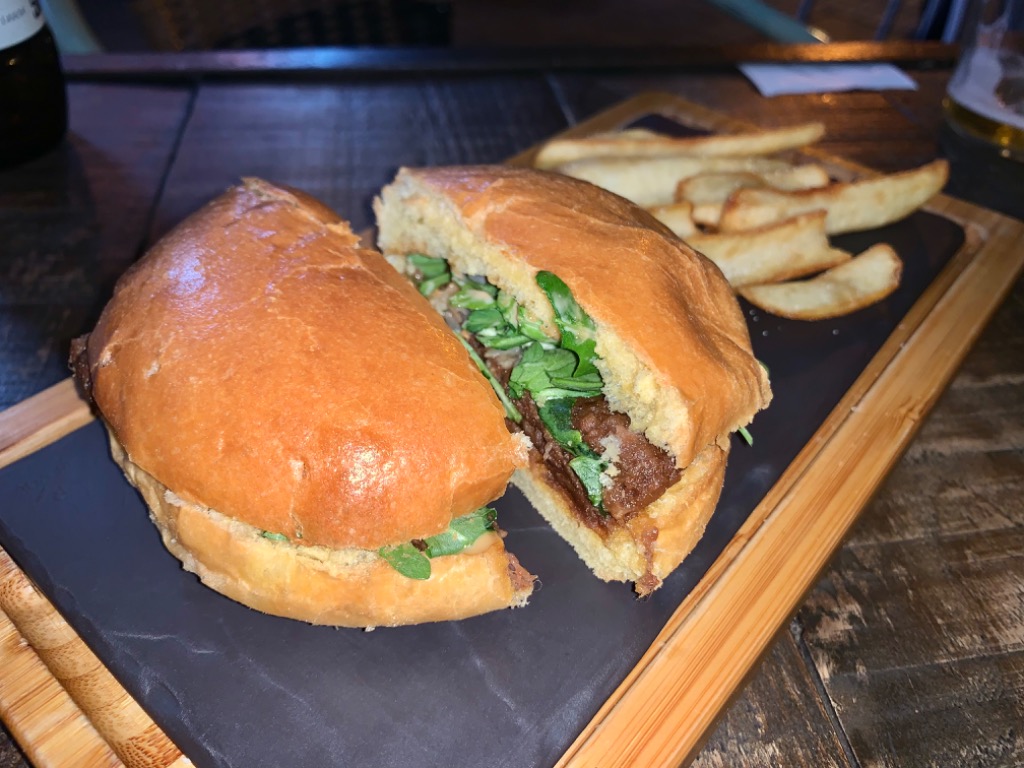 Recomendación gastronómica de Barcelona: Burger rabo de toro