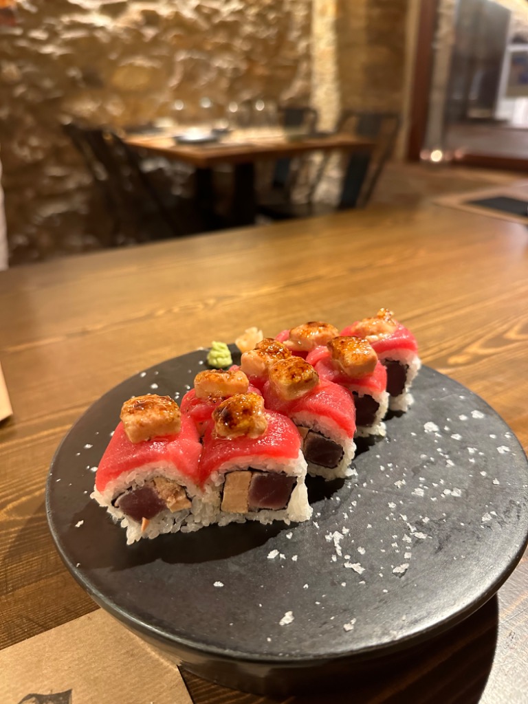 Gastronomy recommendation in Begur: Uramaki doble de atún y foie trufado