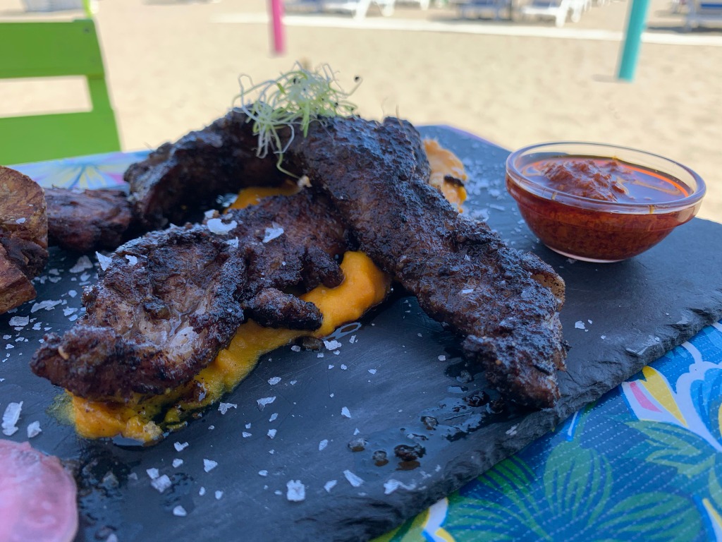 Carta de Restaurantes en Benalmádena, Chiringuito La Cubana, Lagarto con Majao Cubano y patacones