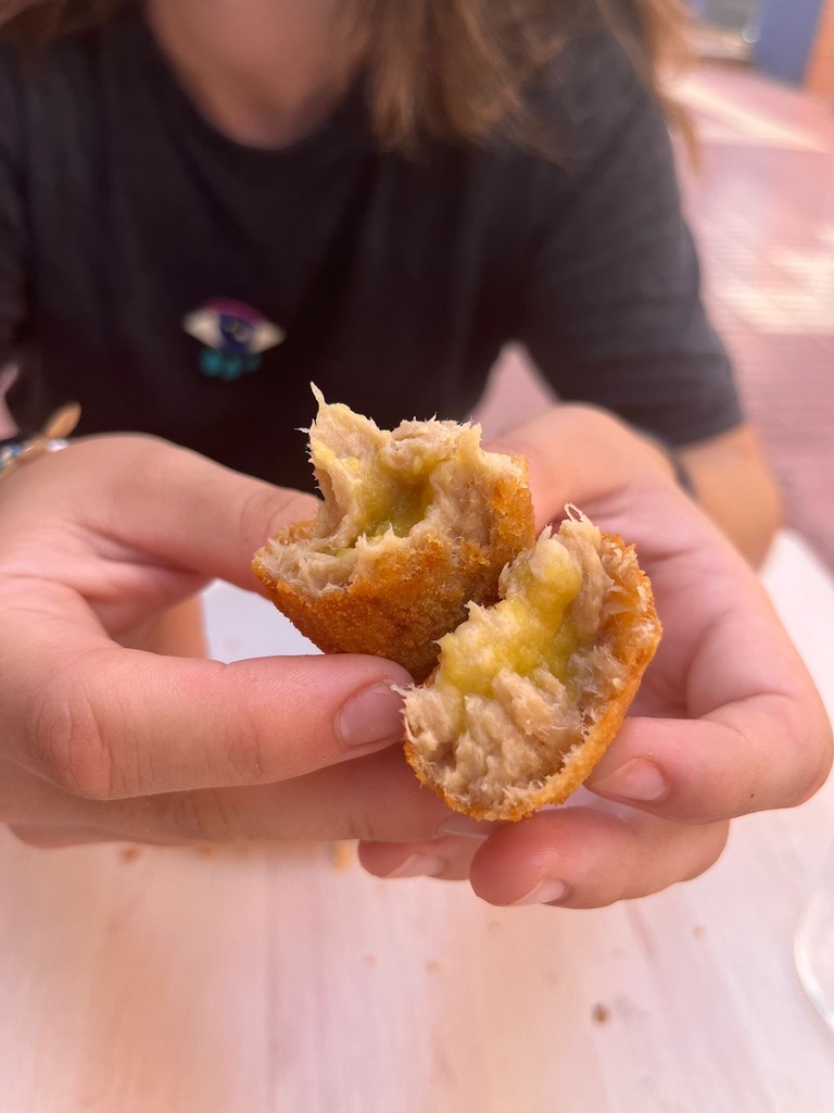 Carta de Restaurantes en Benidorm, Bar Real Cofradía, Croqueta de cochinillo y compota de manzana