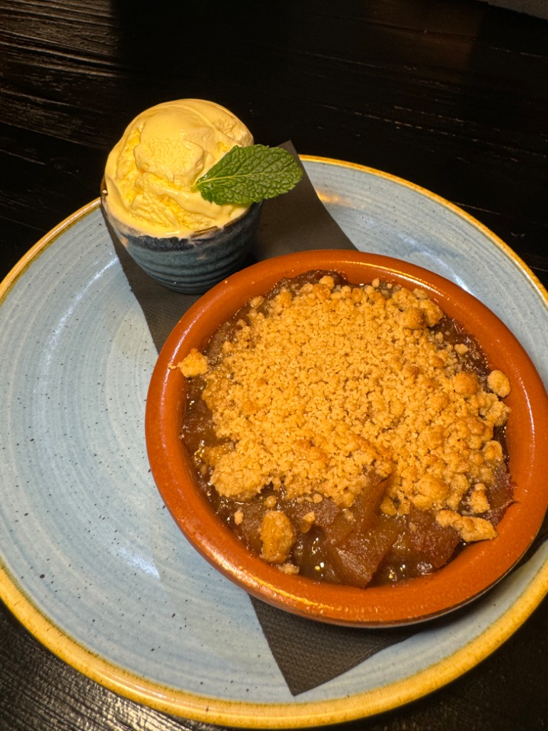 Menu of Restaurants in Benidorm, BASEBURGER® Benidorm, Crumble de manzana con helado de vainilla