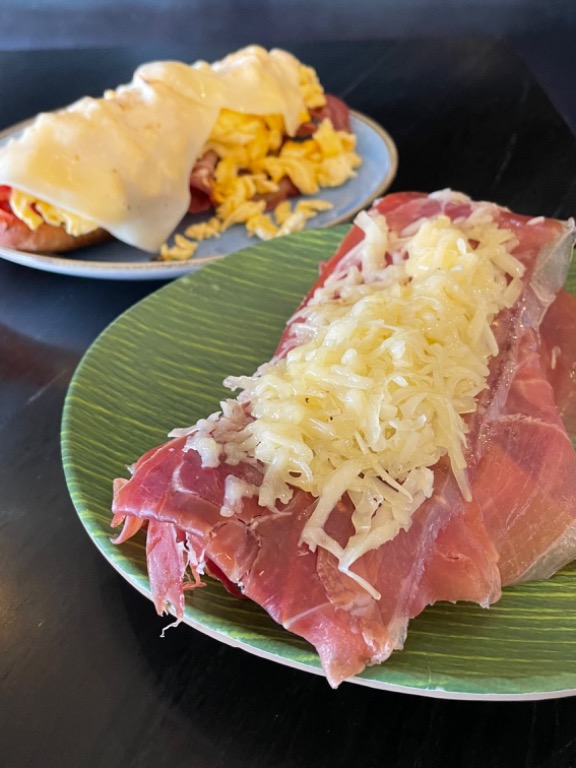 Carta de Cafeterías en Benidorm, Cafetería Madness Benidorm, Tostada de tomate rallado, jamón serrano y queso